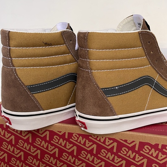 Vans WMNS Sk8-Hi
Canvas/Suede Pop Brown/Mu
VN000CMXBF0
Sneakers - Picture 15 of 16